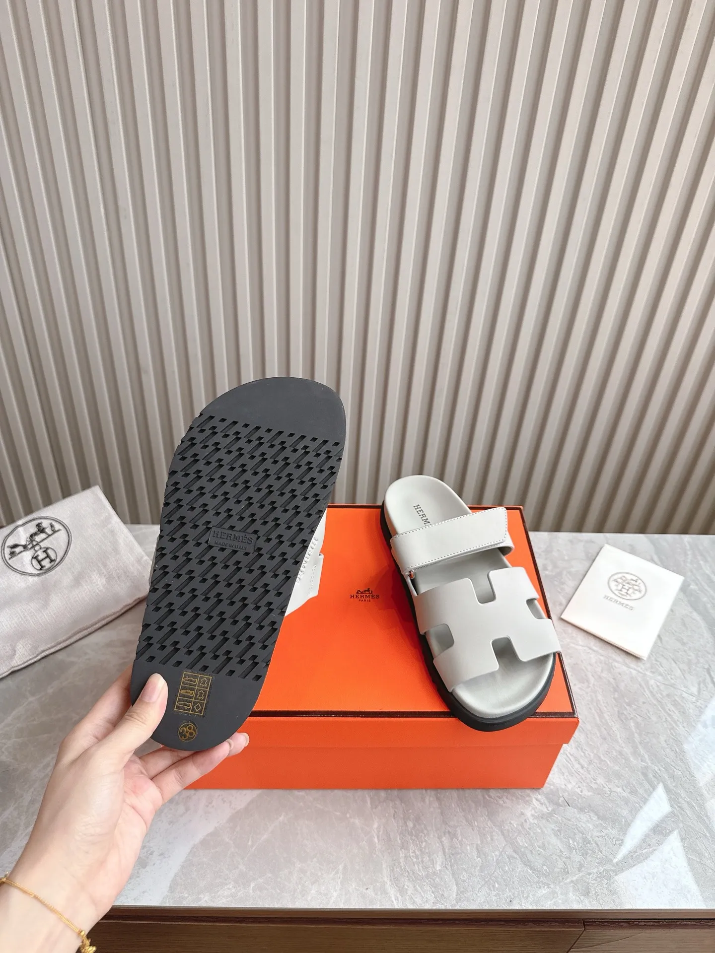 p480🐮🐮Couple model (top version) H family 2024 spring and summer new style HERMES Hermes' recently popular couple model pig nose angle sandals and slippers, paired with various colorful socks, popular. Upper: imported original deerskin (the genuine leather edging is not ordinary super migration). Lining: imported genuine leather. Outsole: Tpu non-slip and wear-resistant outsole. Size: Female 35-42 (40/42 non-returnable and non-exchangeable) Male size: 39-45 (45 non-refundable and non-exchangeable)